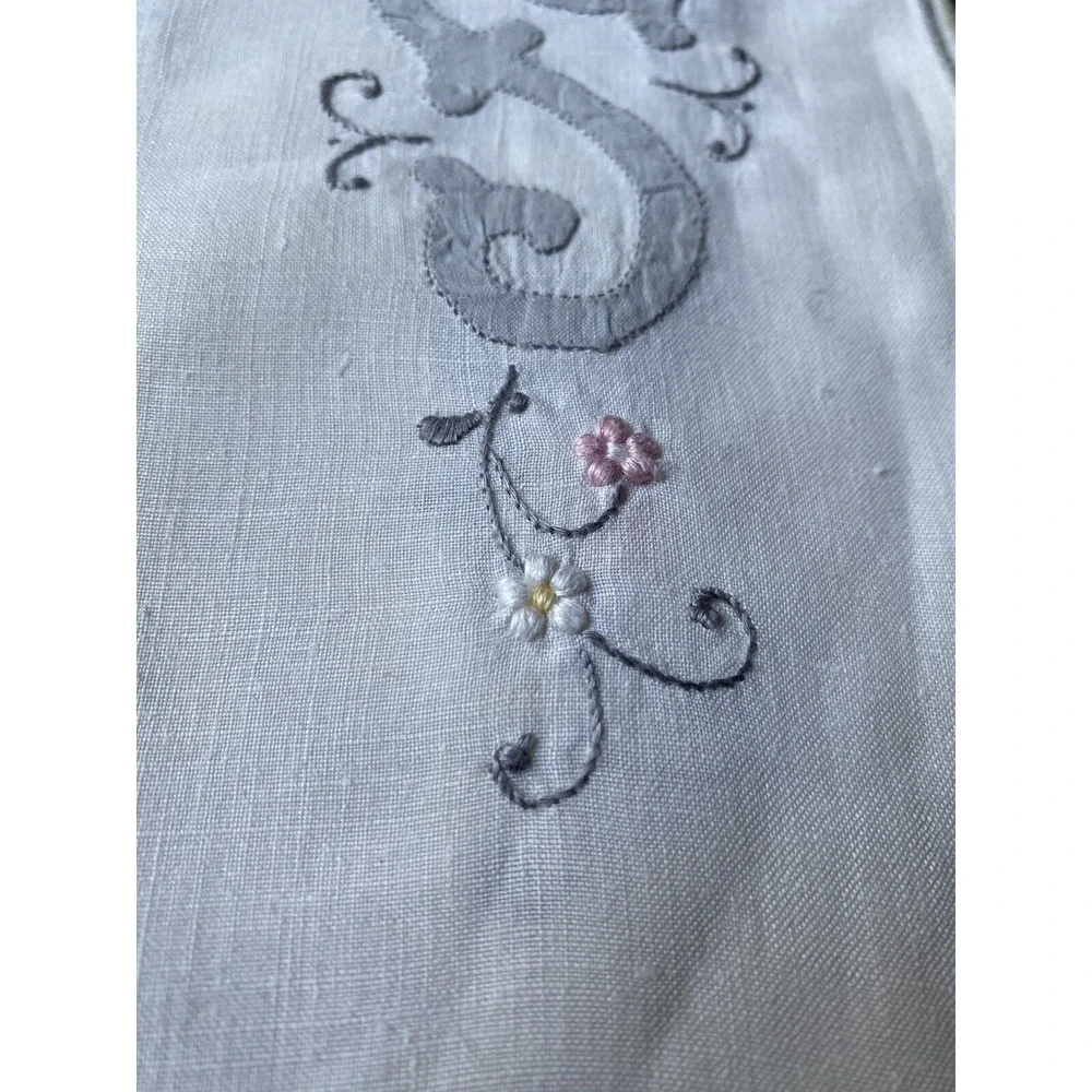 2 VNTG Rare 100% Linen Flowers Embroidered PlaceMats Sky Blue/White Elegant New